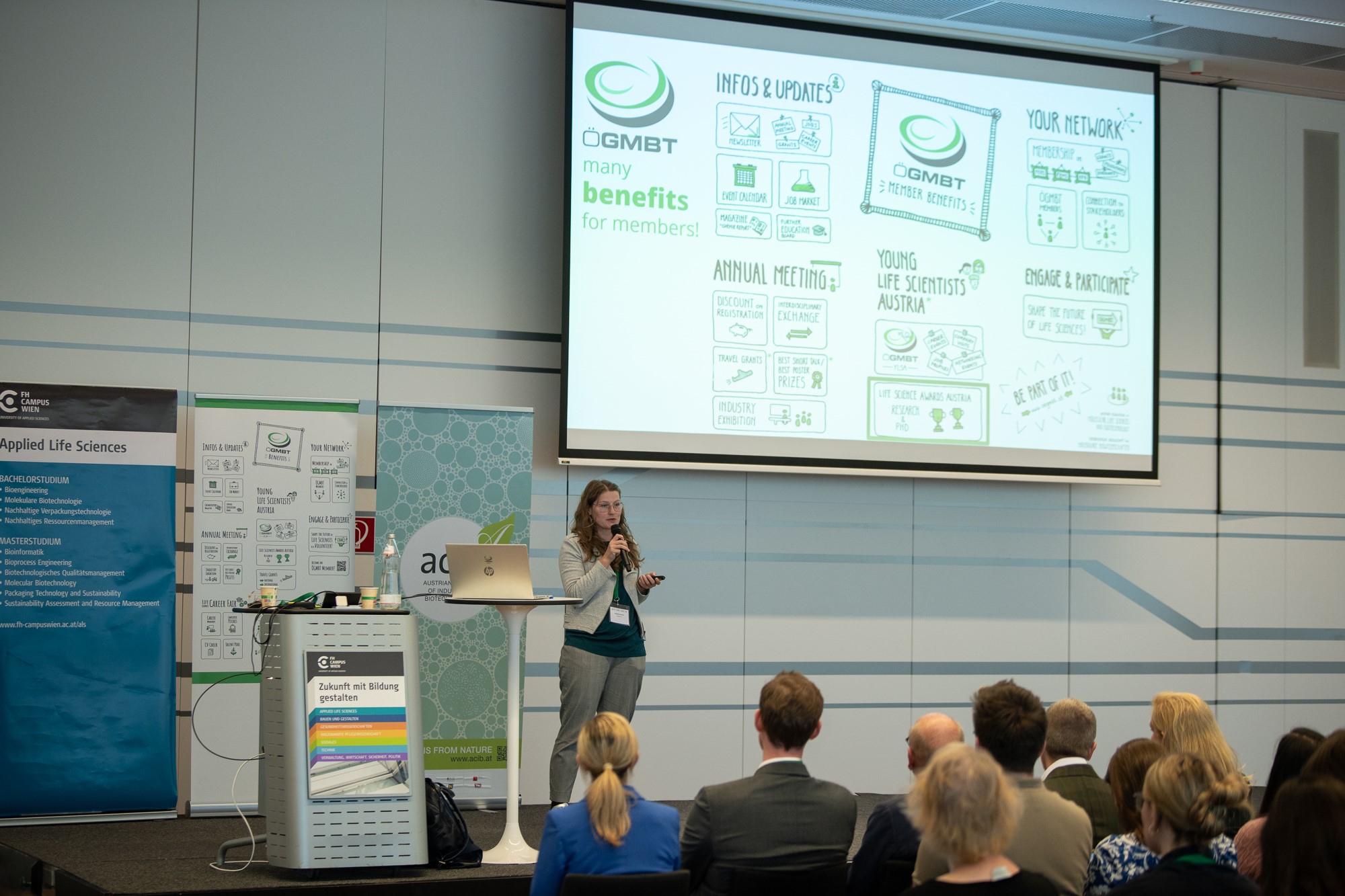 Networking und Gespräche beim Career Event